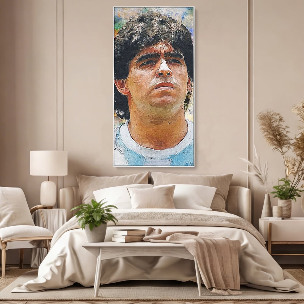 Tablou canvas cu tablou canvas cu diego maradona, in rama de aluminiu argintiu, pe perete intr-un dormitor